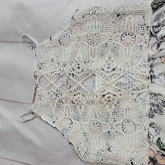 Coco + Jaimeson Size Small Beautiful Flowy Floral Cute Out Lace Criss Cross Tank - Picture 3 of 6